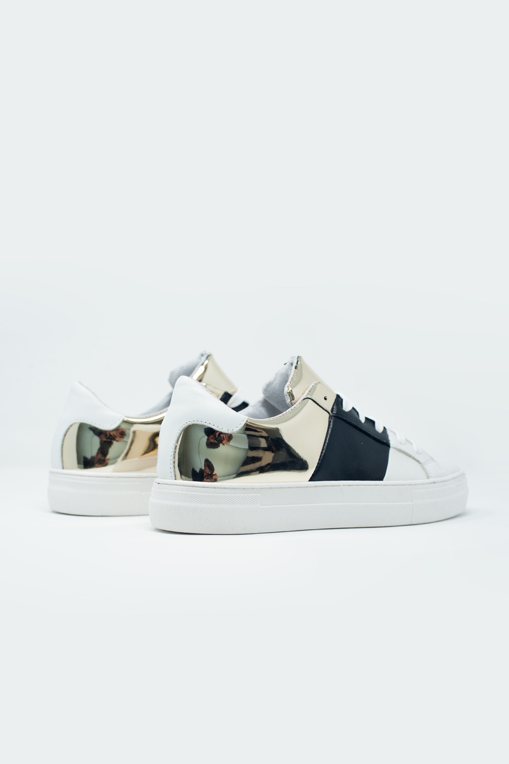Chunky sneakers en negro y dorado Chunky sneakers en negro y dorado