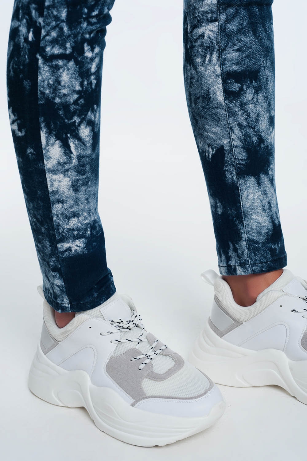 Pantalones pitillo teñidos de azul Pantalones pitillo teñidos de azul