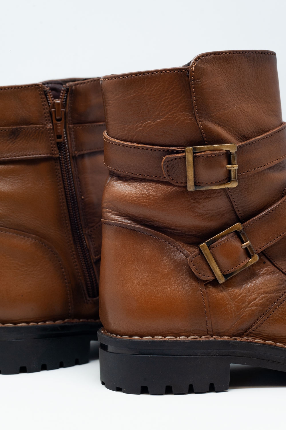 Botines marrones con detalle de hebillas Botines marrones con detalle de hebillas