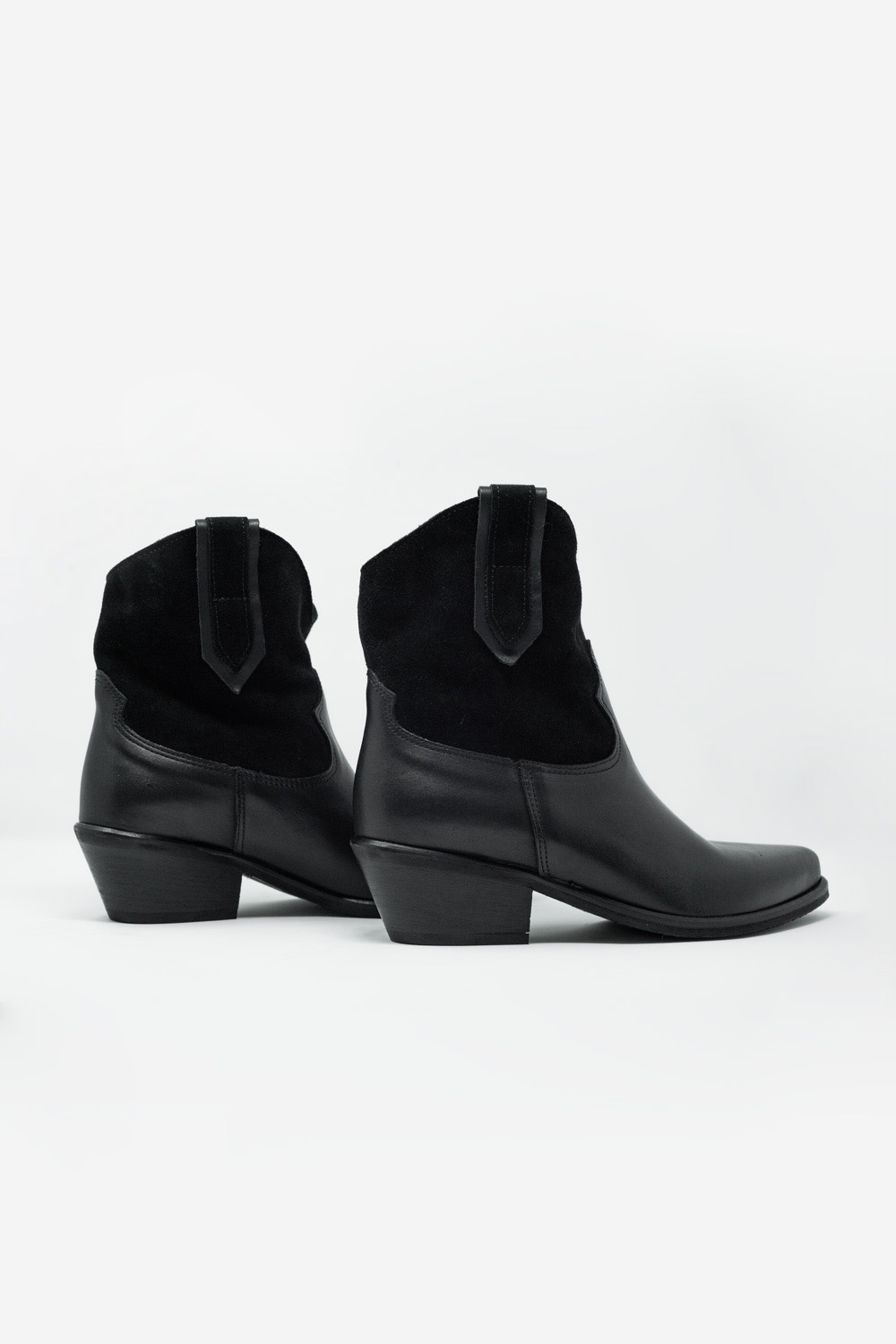 Botas estilo oeste con tacón medio en negro Botas estilo oeste con tacón medio en negro