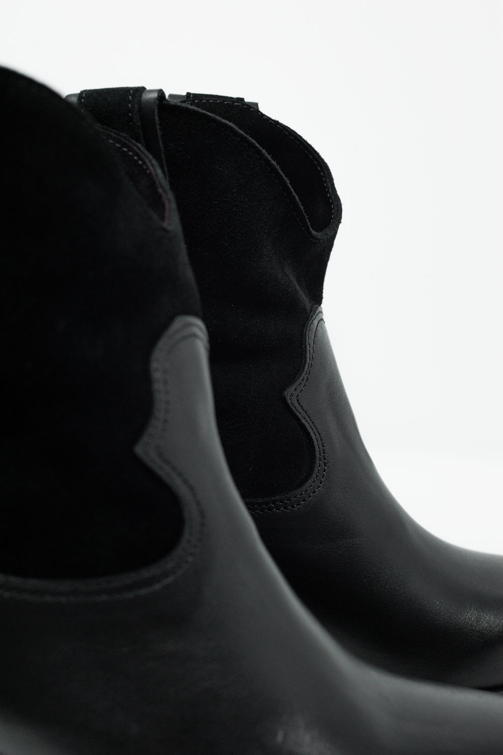 Botas estilo oeste con tacón medio en negro Botas estilo oeste con tacón medio en negro