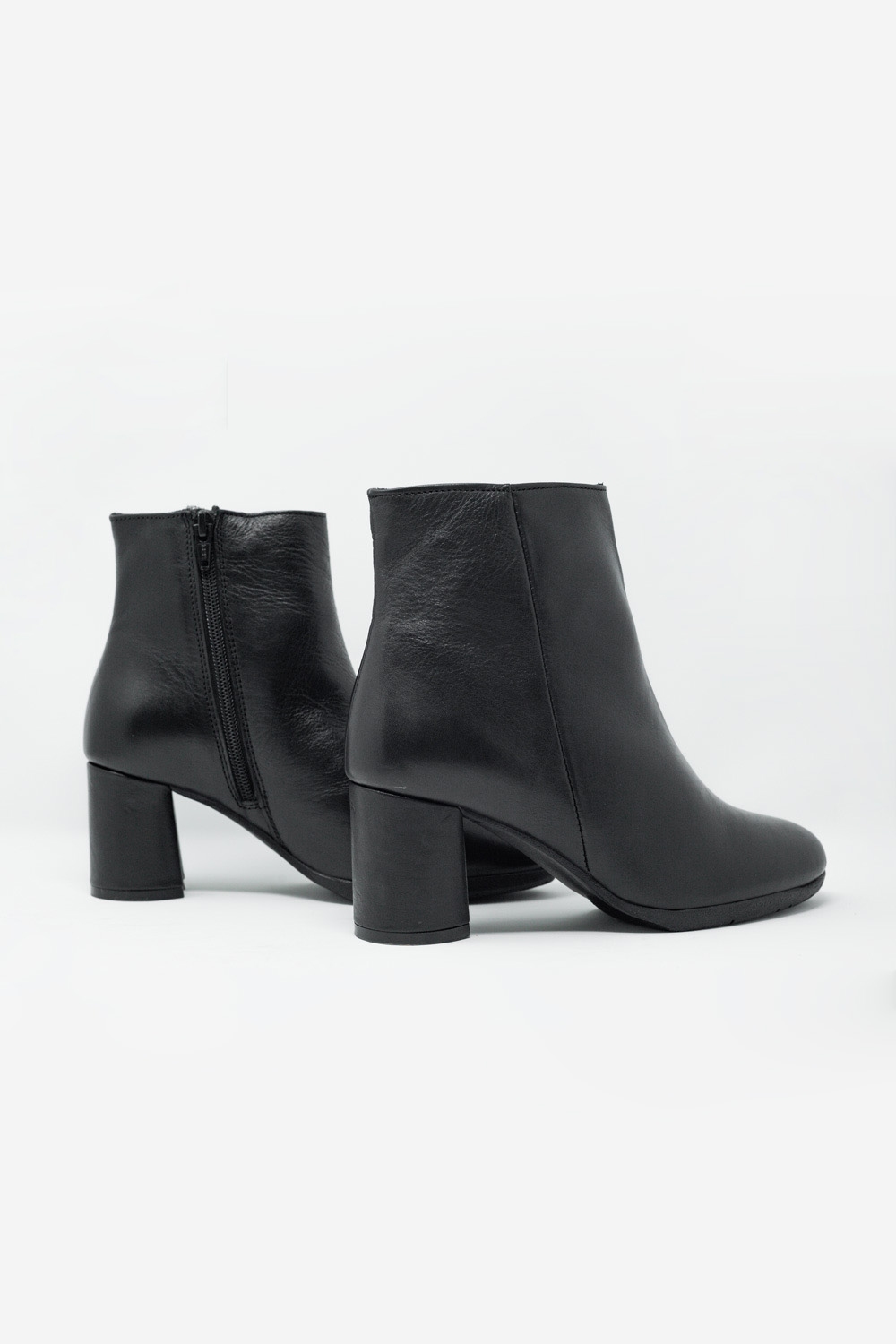 Botines de tacón medio en cuero negro Botines de tacón medio en cuero negro