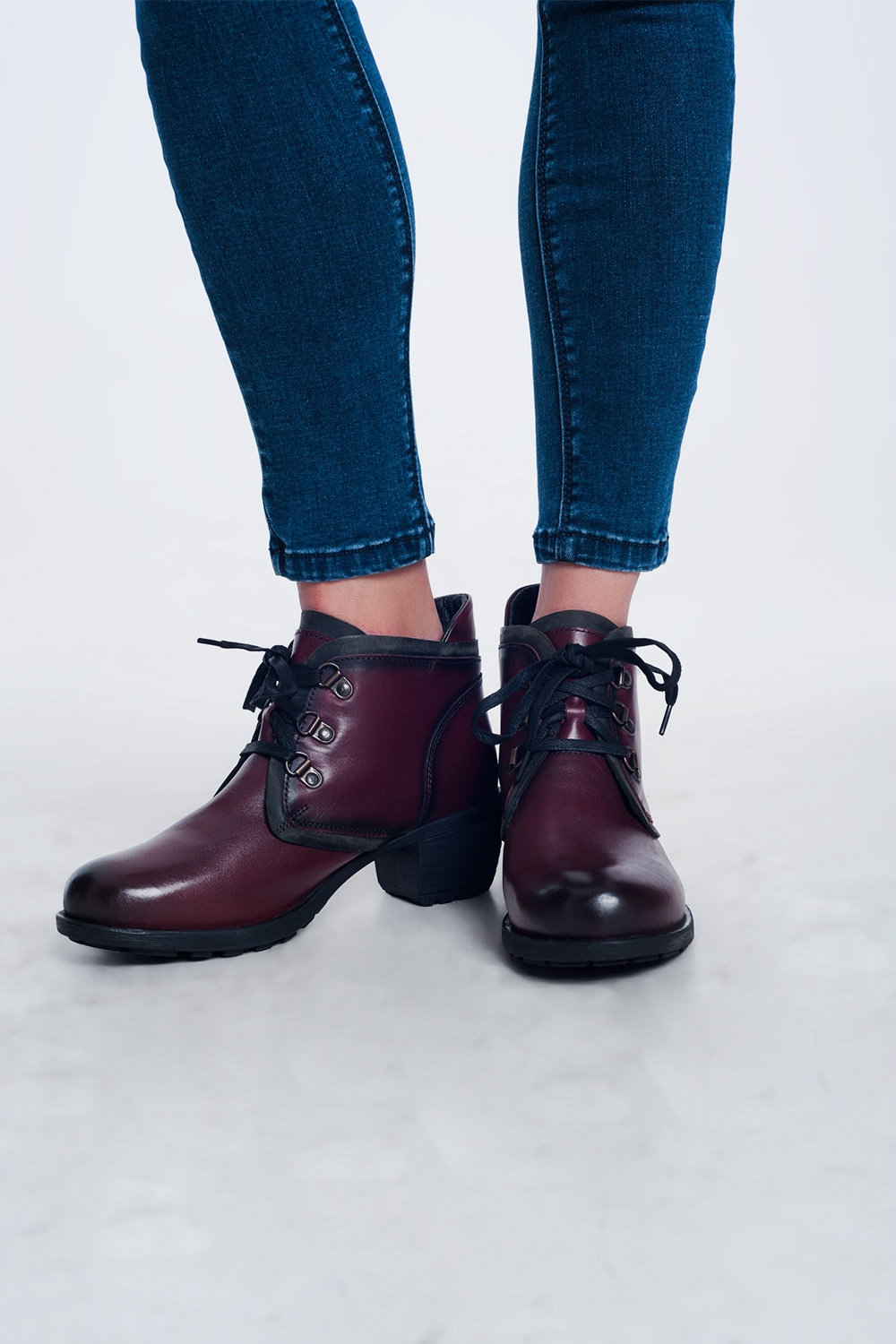 Botas de cuero con cordones en granate Botas de cuero con cordones en granate
