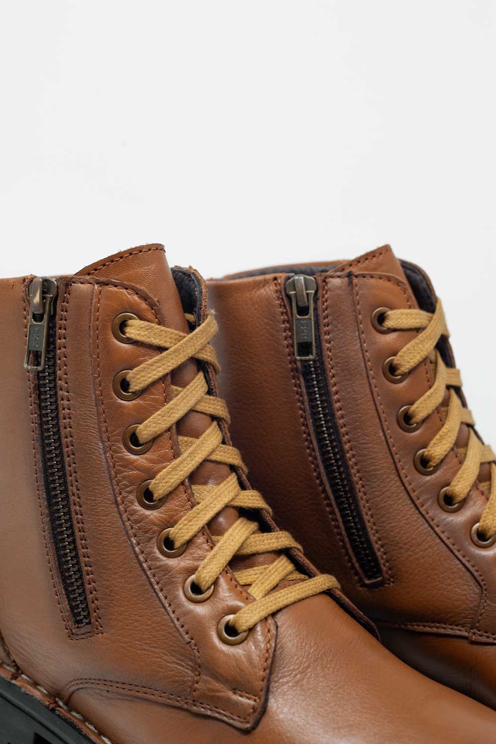 Botas militares gruesas de cuero en marron Botas militares gruesas de cuero en marron