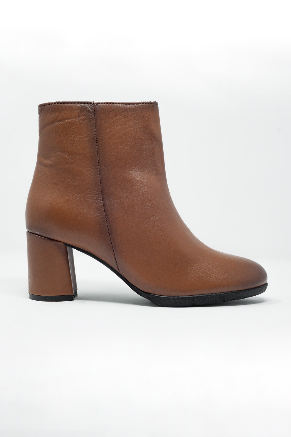 Botines de tacón medio en cuero marron Botines de tacón medio en cuero marron