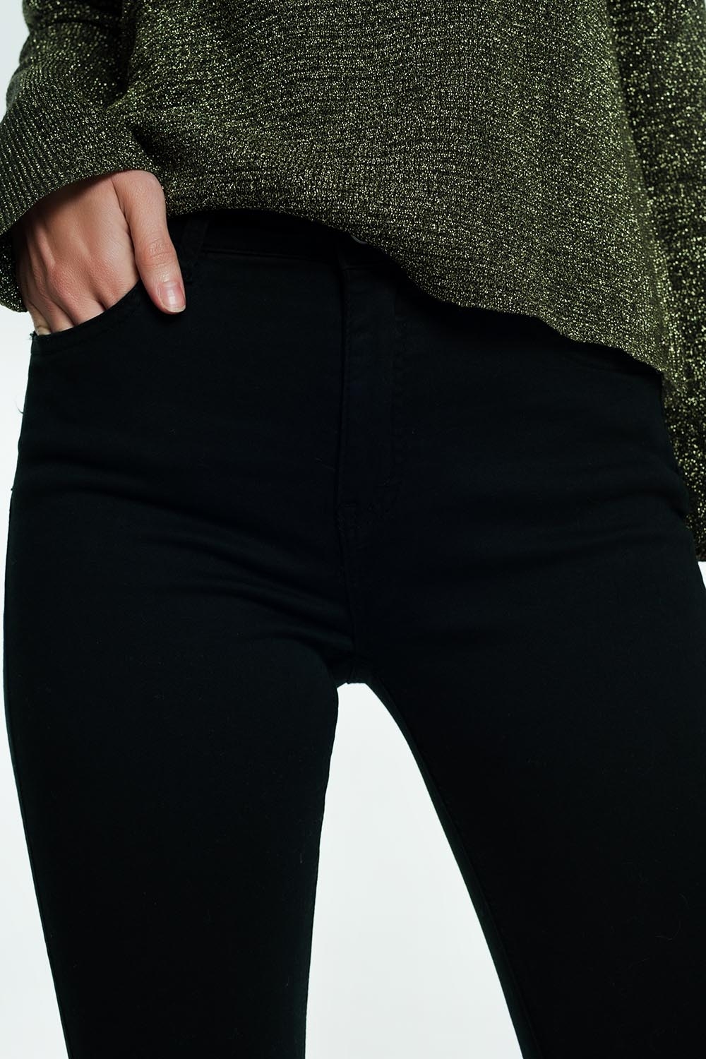Jeans acampanados con dobladillo sin rematar en negro Jeans acampanados con dobladillo sin rematar en negro