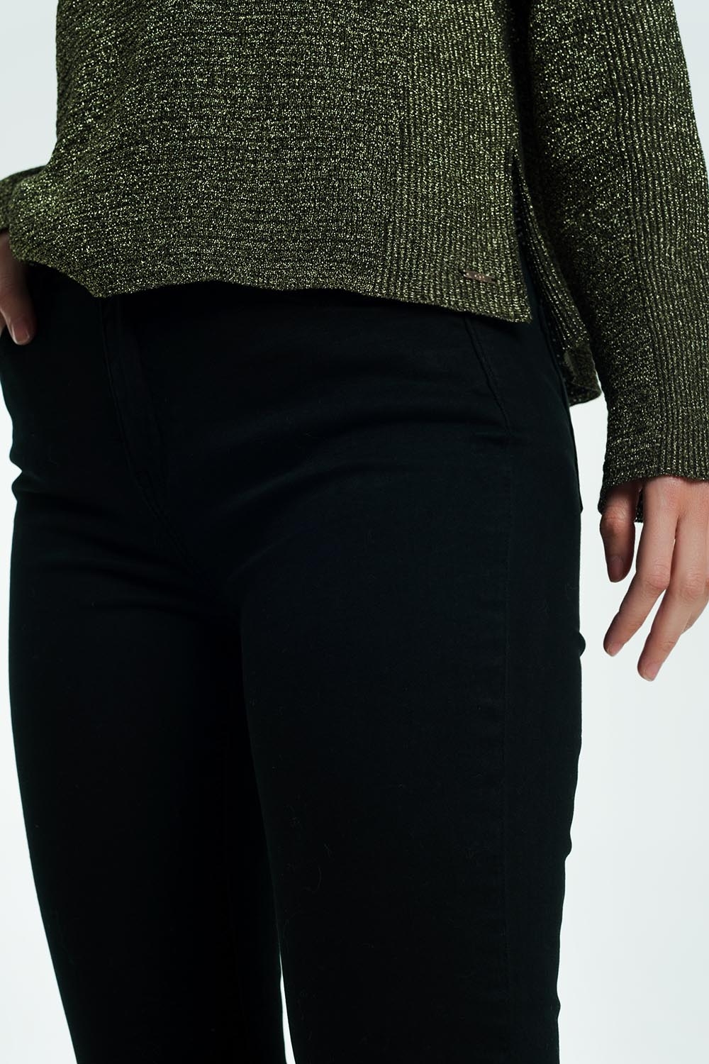 Jeans acampanados con dobladillo sin rematar en negro Jeans acampanados con dobladillo sin rematar en negro