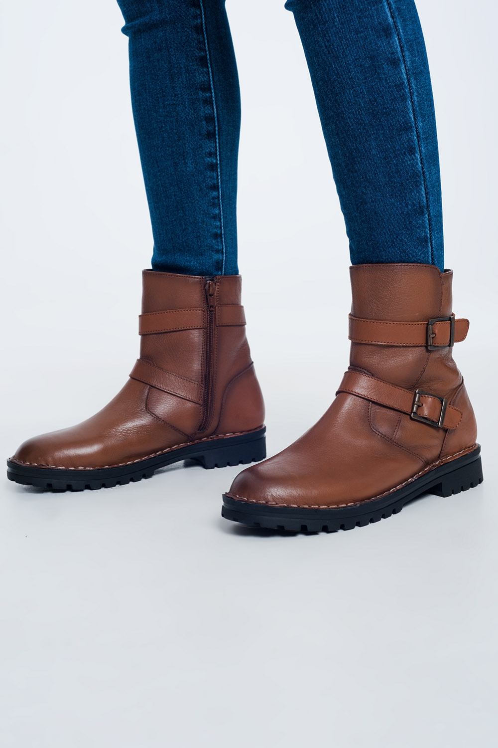 Botines marrones con detalle de hebillas Botines marrones con detalle de hebillas