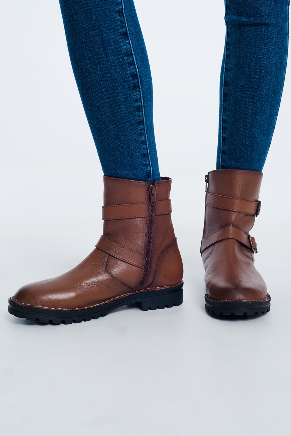 Botines marrones con detalle de hebillas Botines marrones con detalle de hebillas