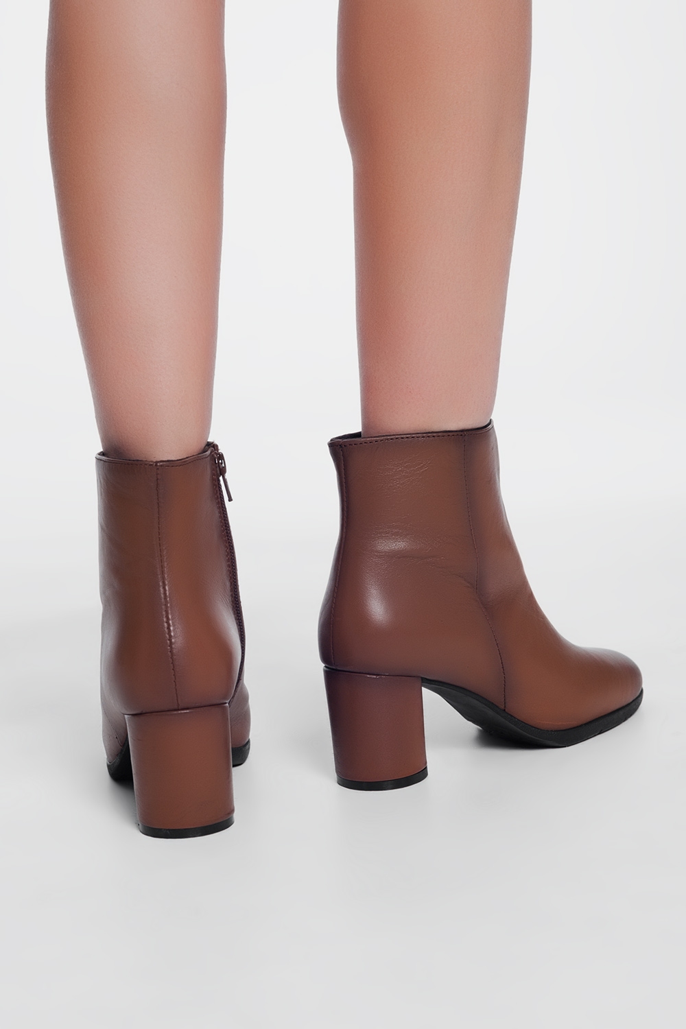 Botines de tacón medio en cuero marron Botines de tacón medio en cuero marron