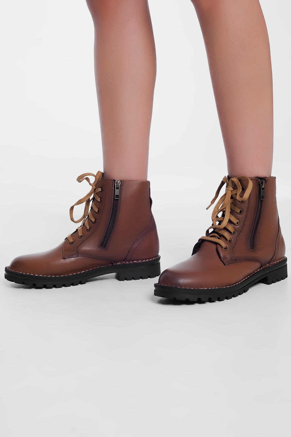 Botas militares gruesas de cuero en marron Botas militares gruesas de cuero en marron