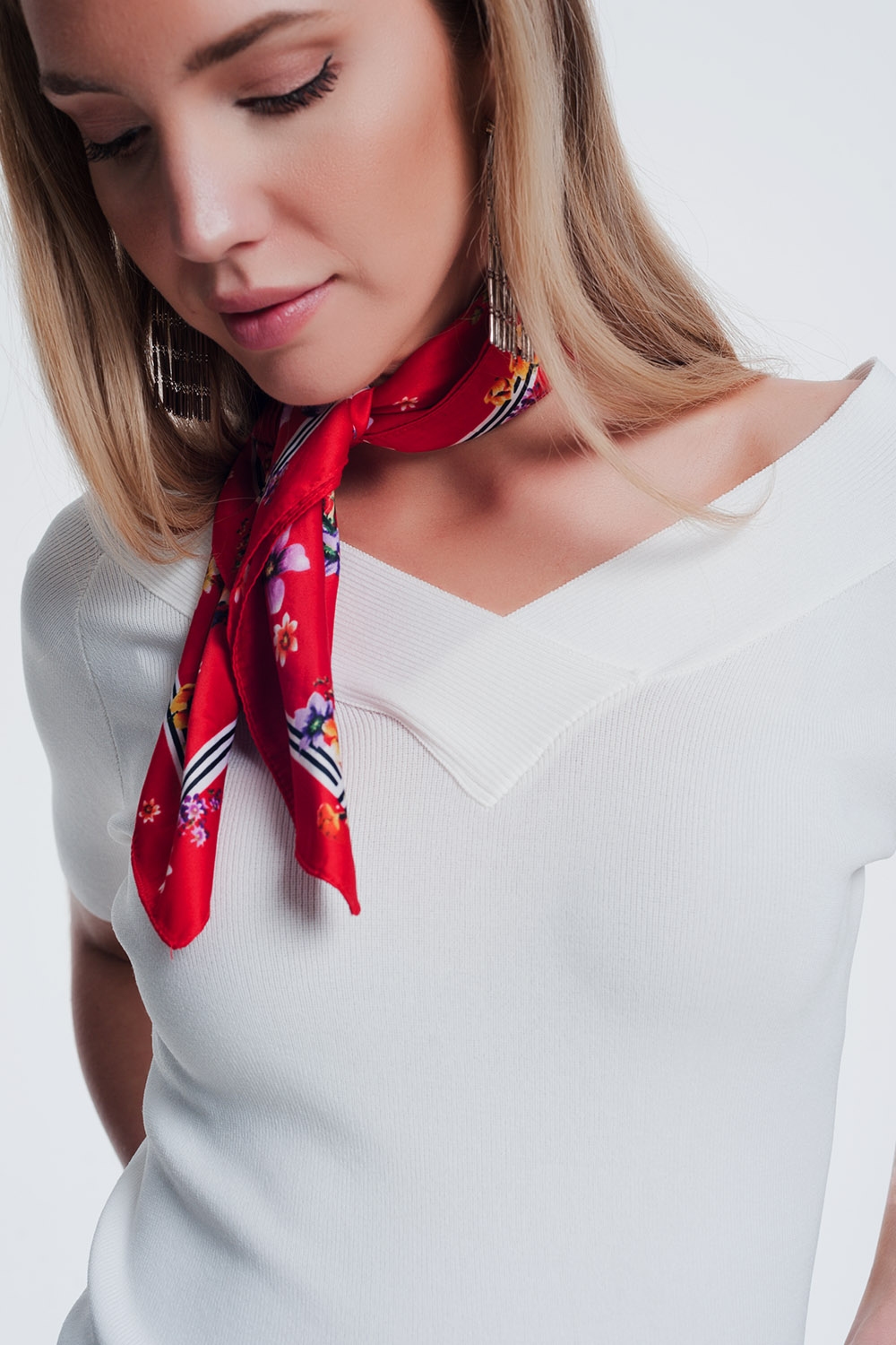jersey crema con cuello v y manga corta