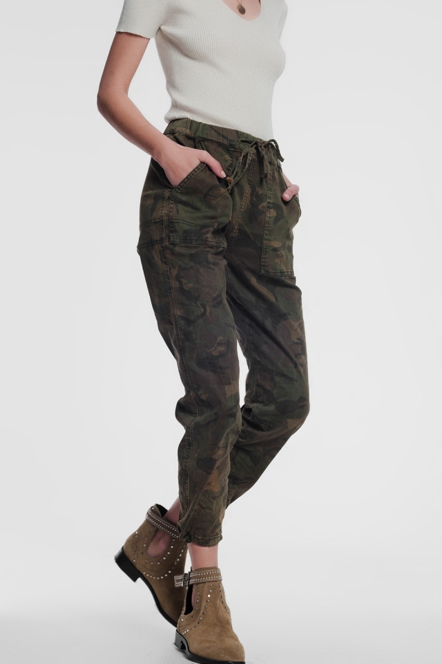 Hose mit Military-Muster