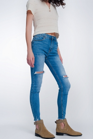 Jeans super ajustados con rotos en la rodilla y el bajo