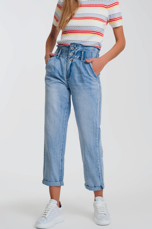 Jeans estilo mom con tres botones y cintura elastica