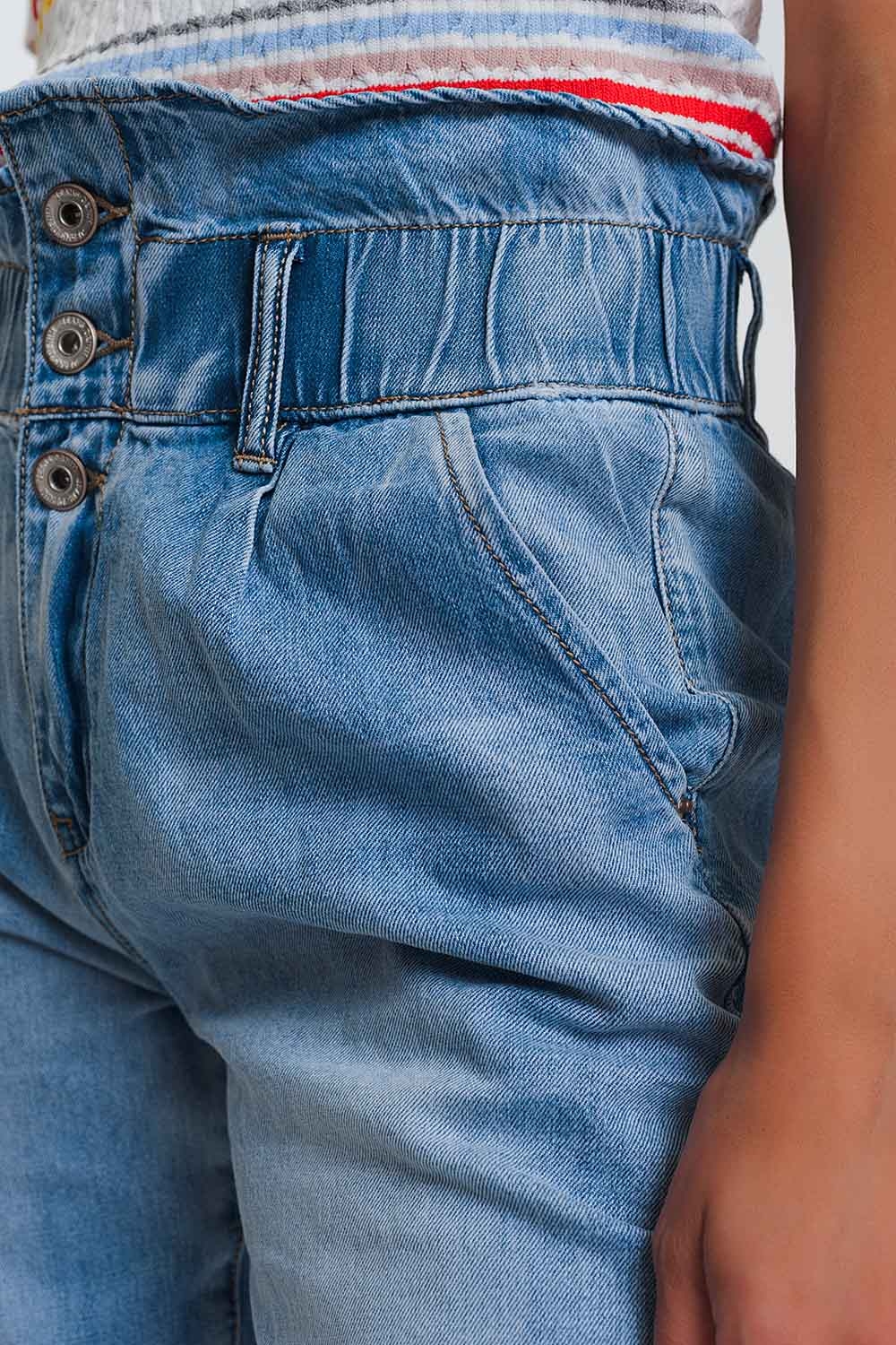 Jeans estilo mom con tres botones y cintura elastica Jeans estilo mom con tres botones y cintura elastica