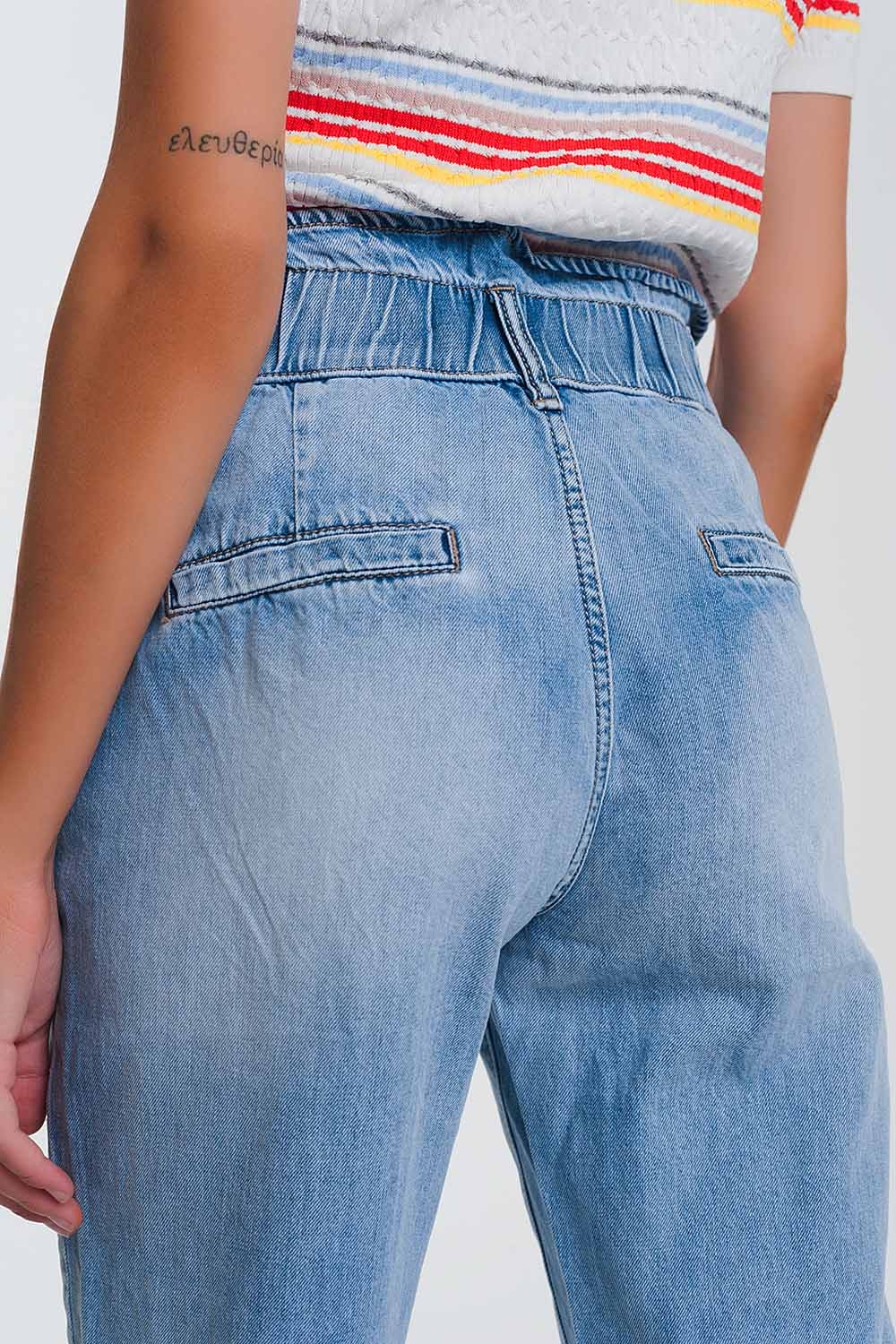 Jeans estilo mom con tres botones y cintura elastica Jeans estilo mom con tres botones y cintura elastica
