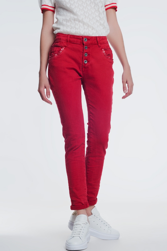 Pantalon rojo boyfriend con detalles en bolsillo de lentejuelas