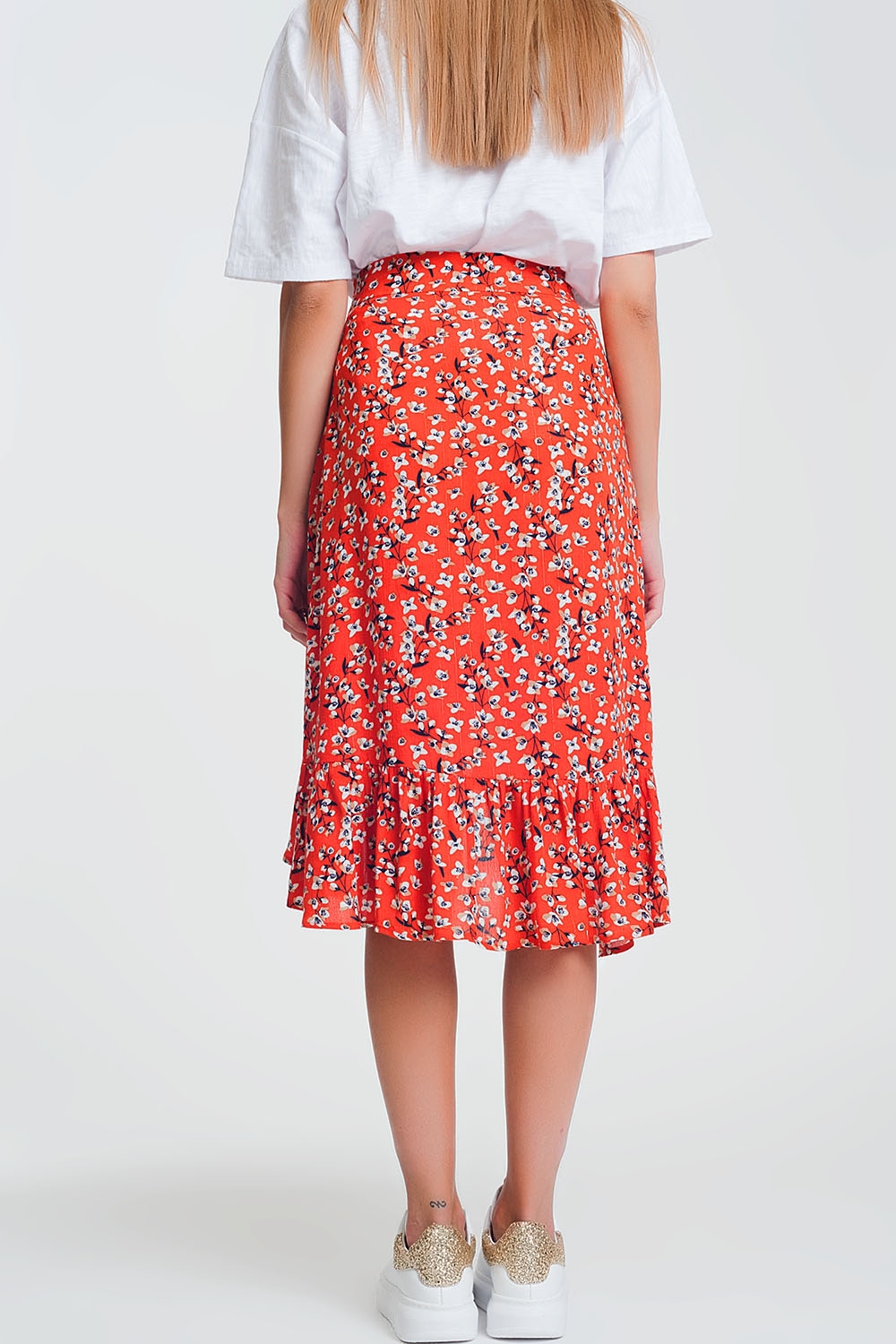 Falda roja asimétrica y cruzada con estampado Falda roja asimétrica y cruzada con estampado