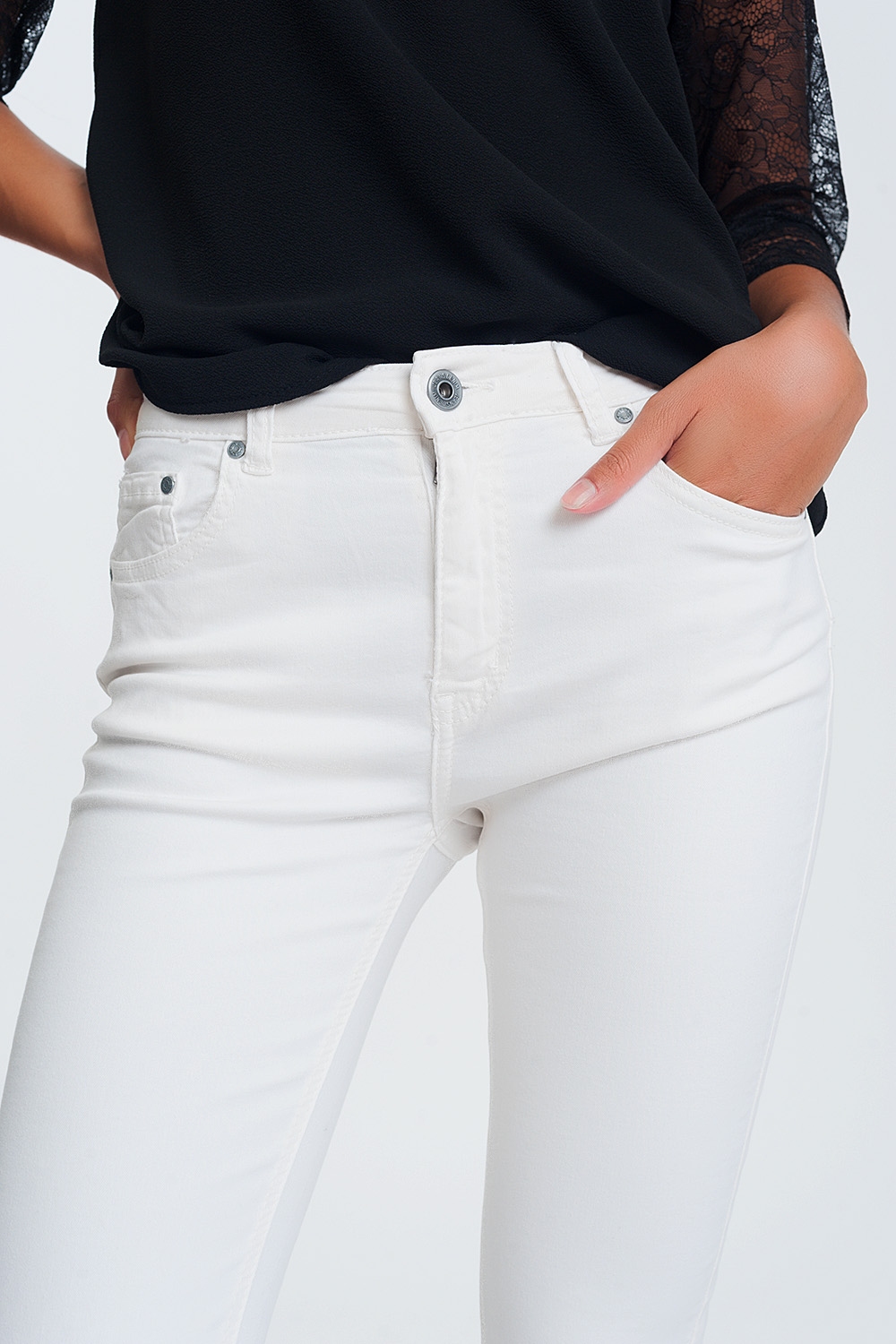 Pantalones rectos en crema con tobillos anchos
