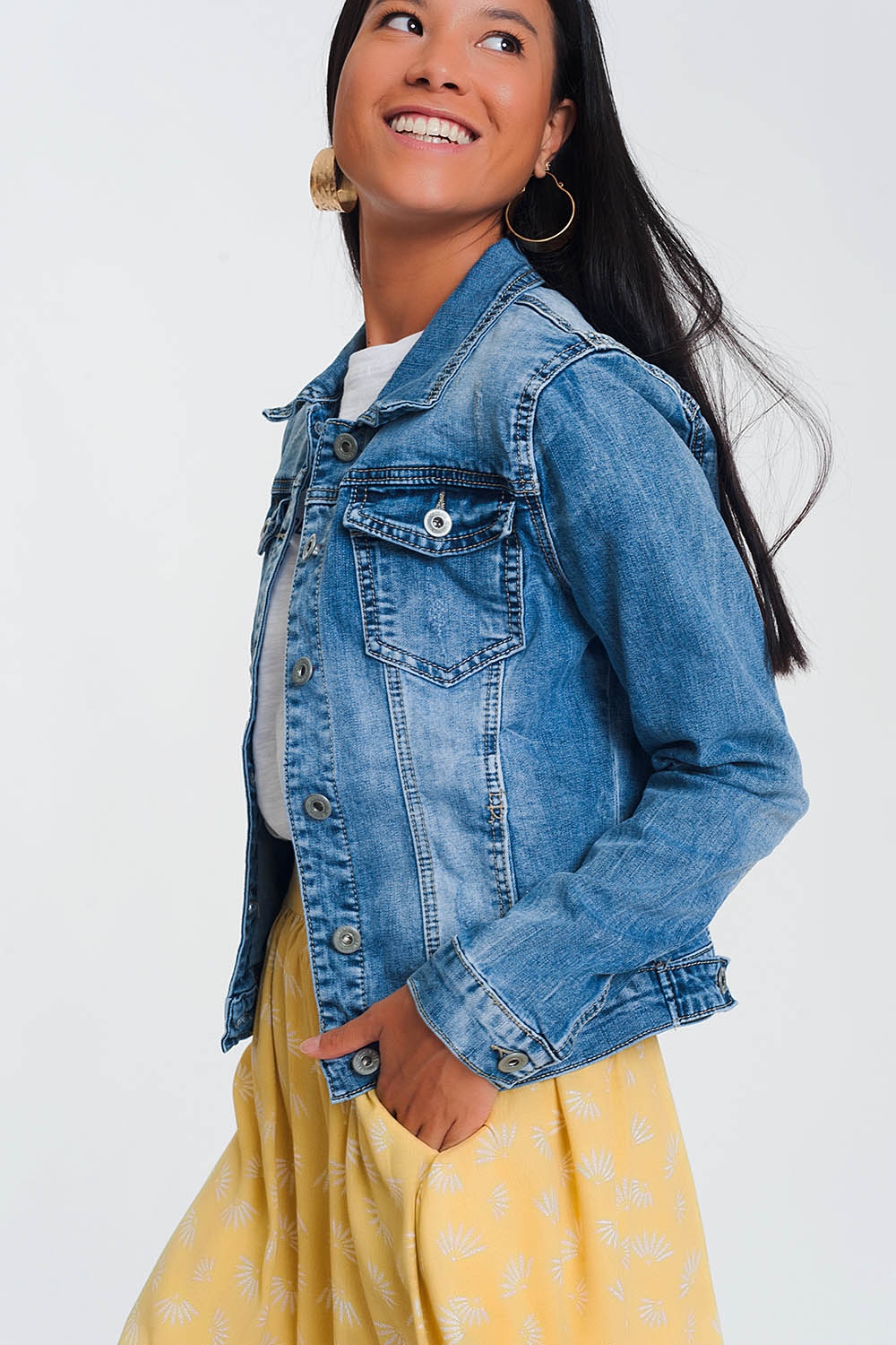 Chaqueta vaquera corta en azul medio lavado en azul claro Chaqueta vaquera corta en azul medio lavado en azul claro