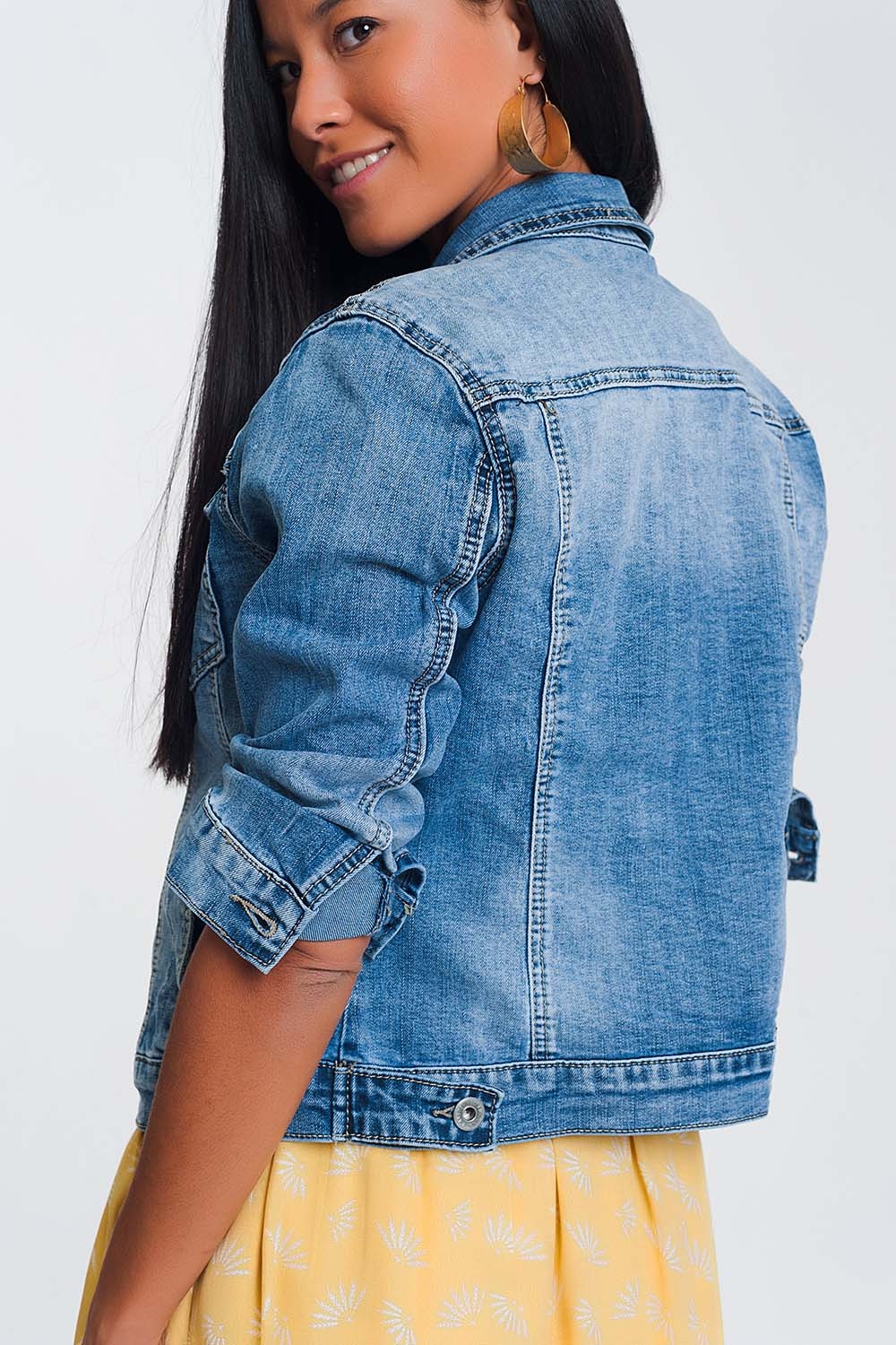 Chaqueta vaquera corta en azul medio lavado en azul claro Chaqueta vaquera corta en azul medio lavado en azul claro