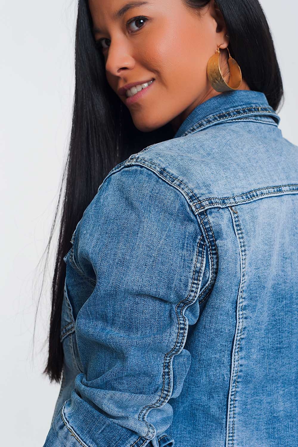 Chaqueta vaquera corta en azul medio lavado en azul claro Chaqueta vaquera corta en azul medio lavado en azul claro
