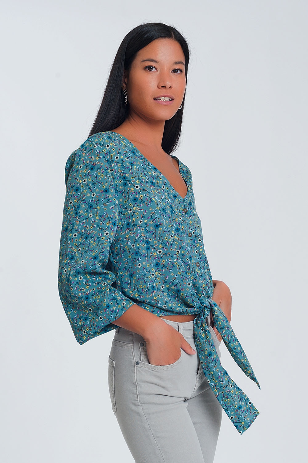 Blusa de manga larga con cuello de pico detalle de bot&oacute;n y estampado floral  verde