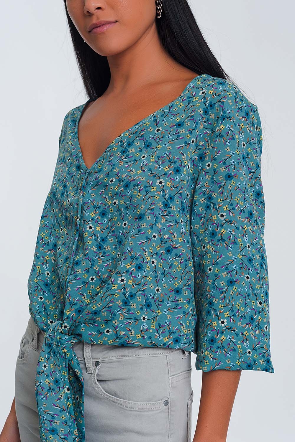 Blusa de manga larga con cuello de pico detalle de bot&oacute;n y estampado floral  verde