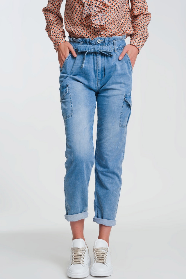 Jeans azzurri con vita raccolta e cintura