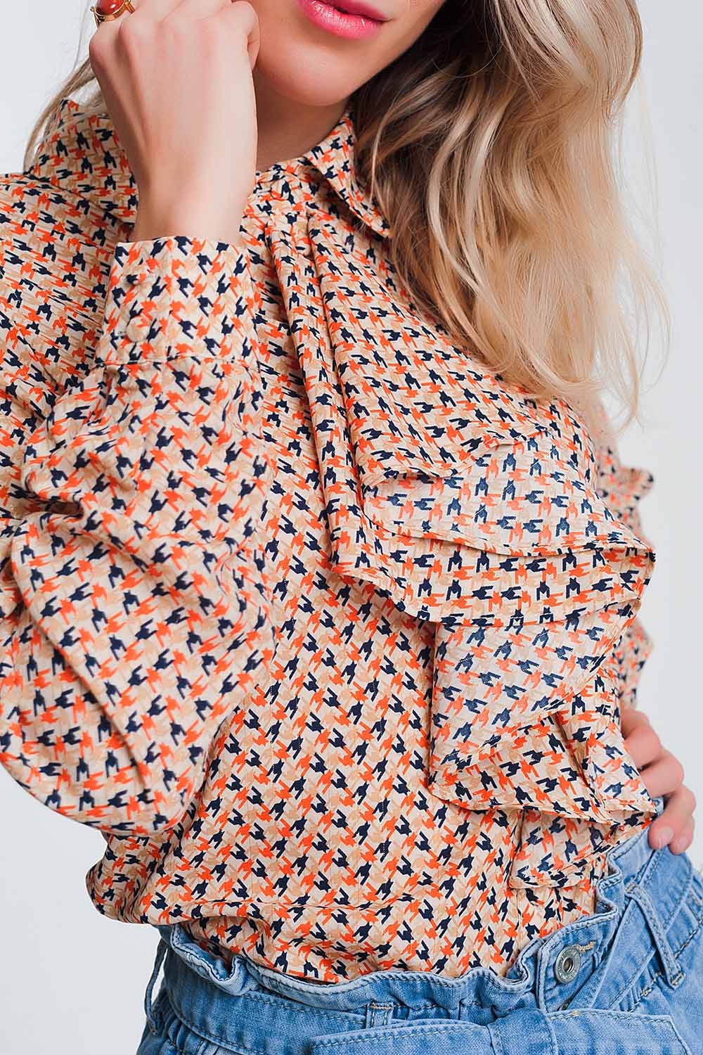 Blusa de manga larga con beige y detalle de volantes