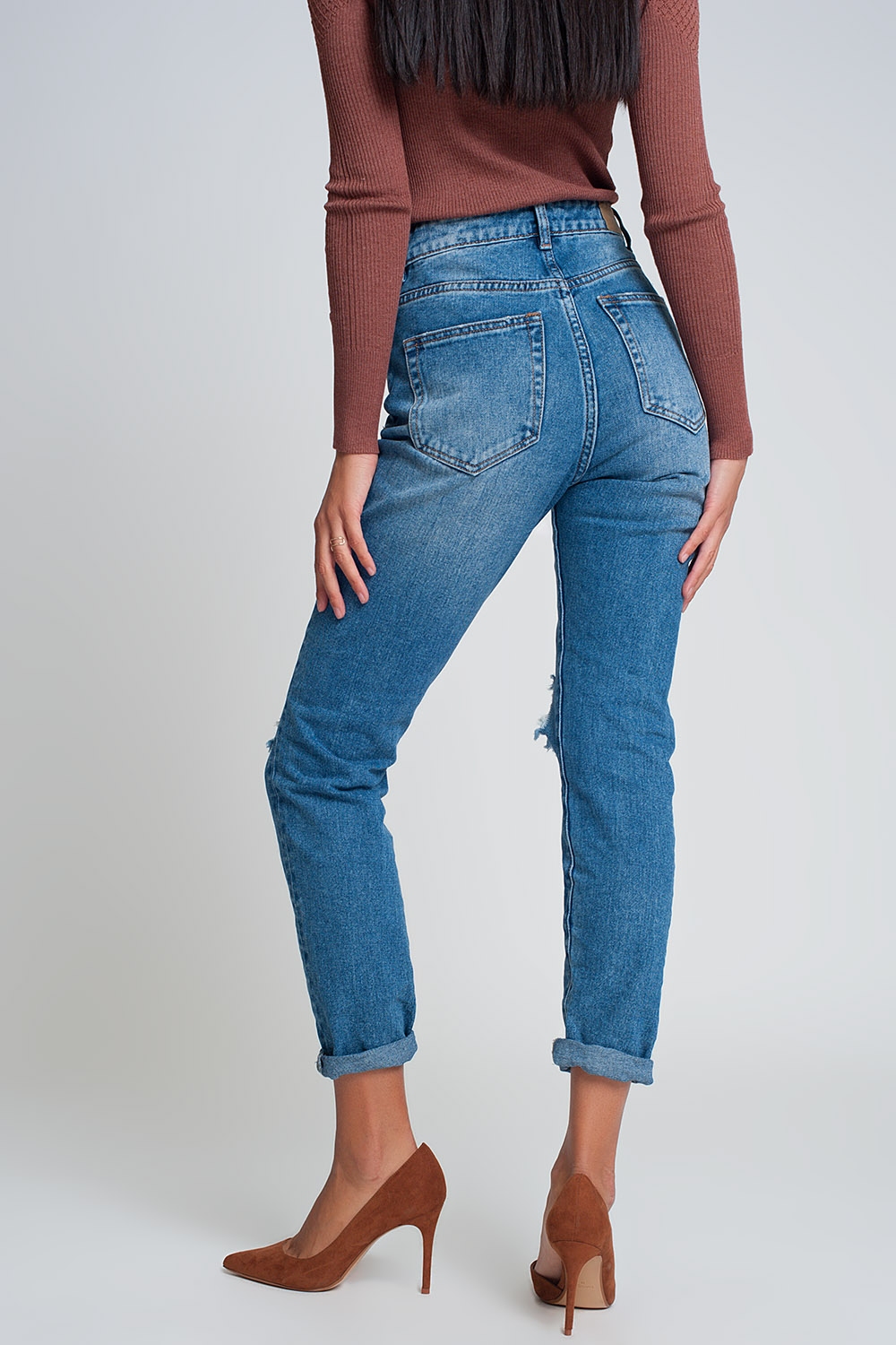 Vaqueros mom de talle alto con rodillas rotas en azul oscuro lavado Vaqueros mom de talle alto con rodillas rotas en azul oscuro lavado