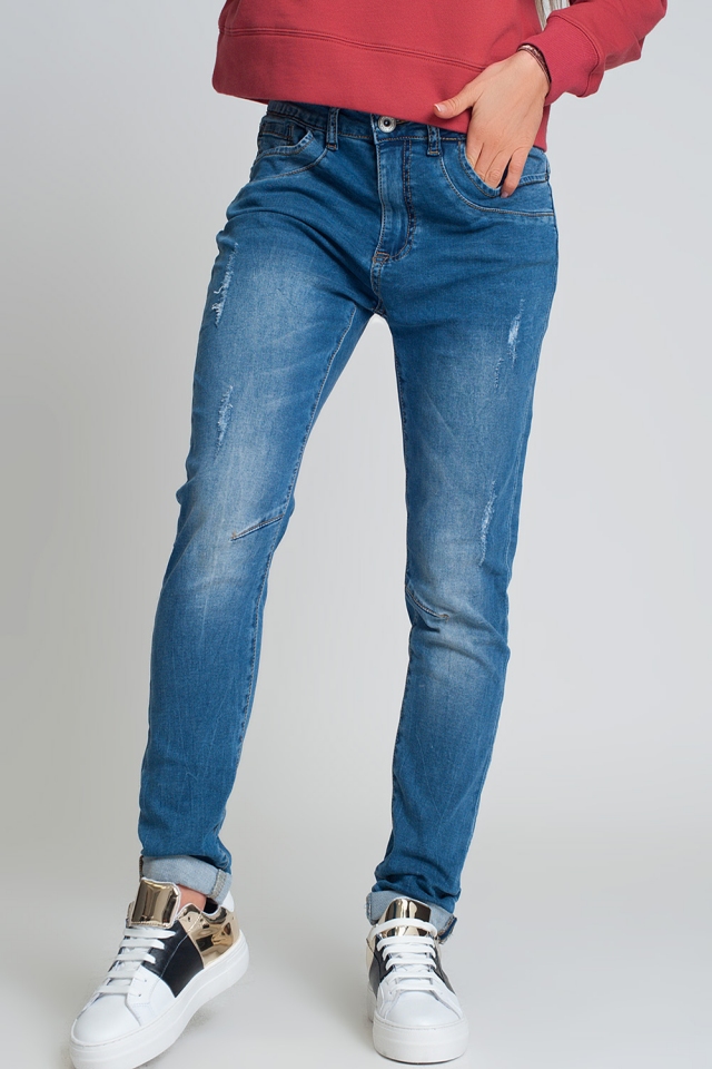 Jeans blu boyfriend con design consumato