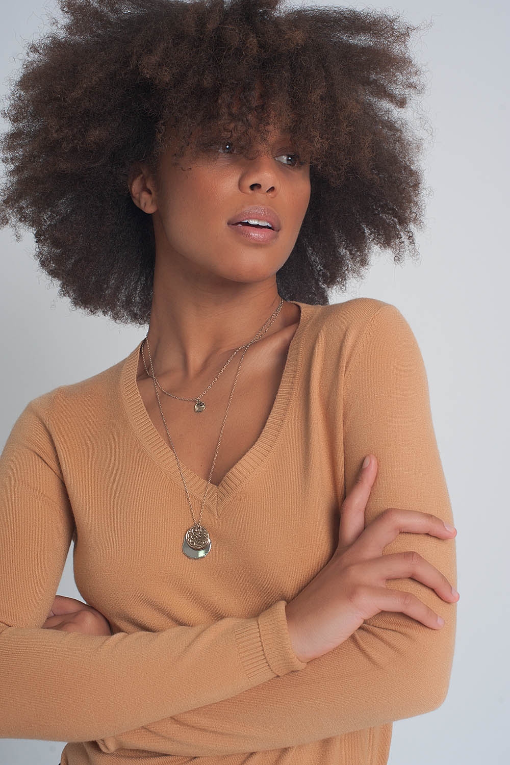 Jersey basico suave con cuello pico en color camel Jersey basico suave con cuello pico en color camel