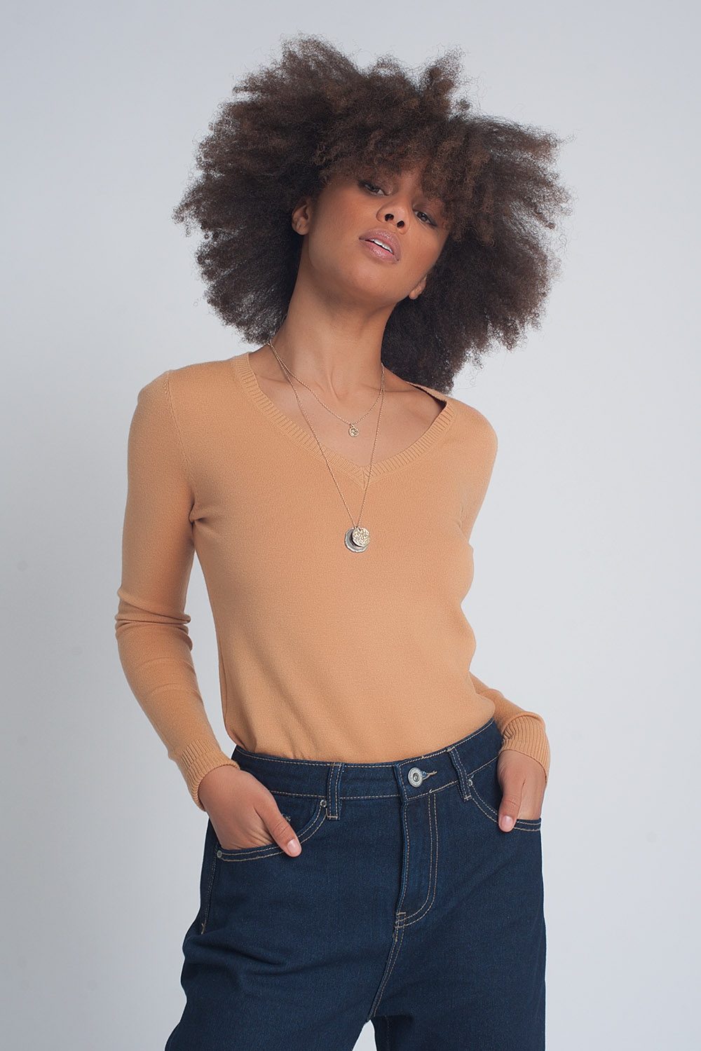 Jersey basico suave con cuello pico en color camel Jersey basico suave con cuello pico en color camel