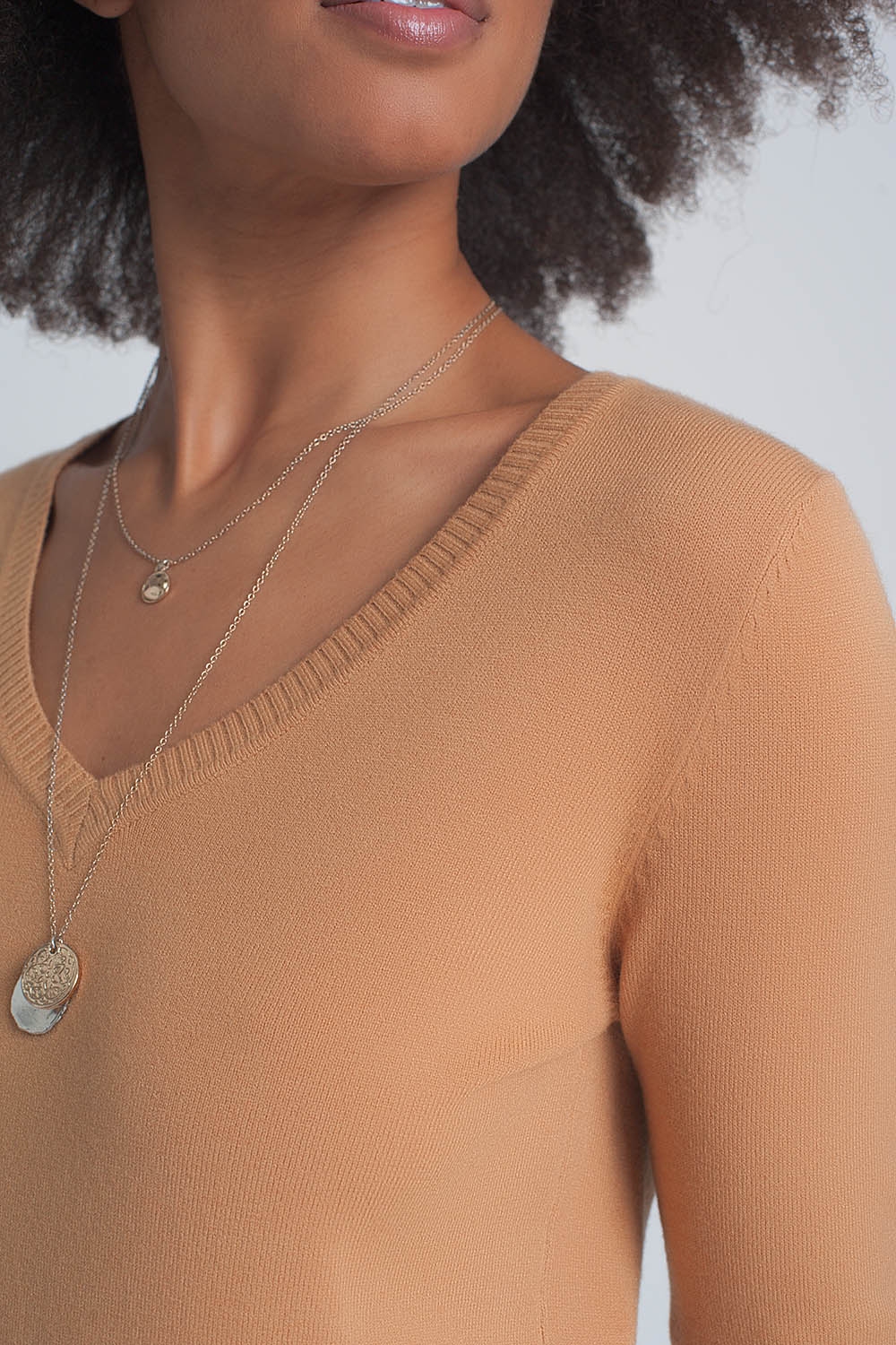 Jersey basico suave con cuello pico en color camel Jersey basico suave con cuello pico en color camel