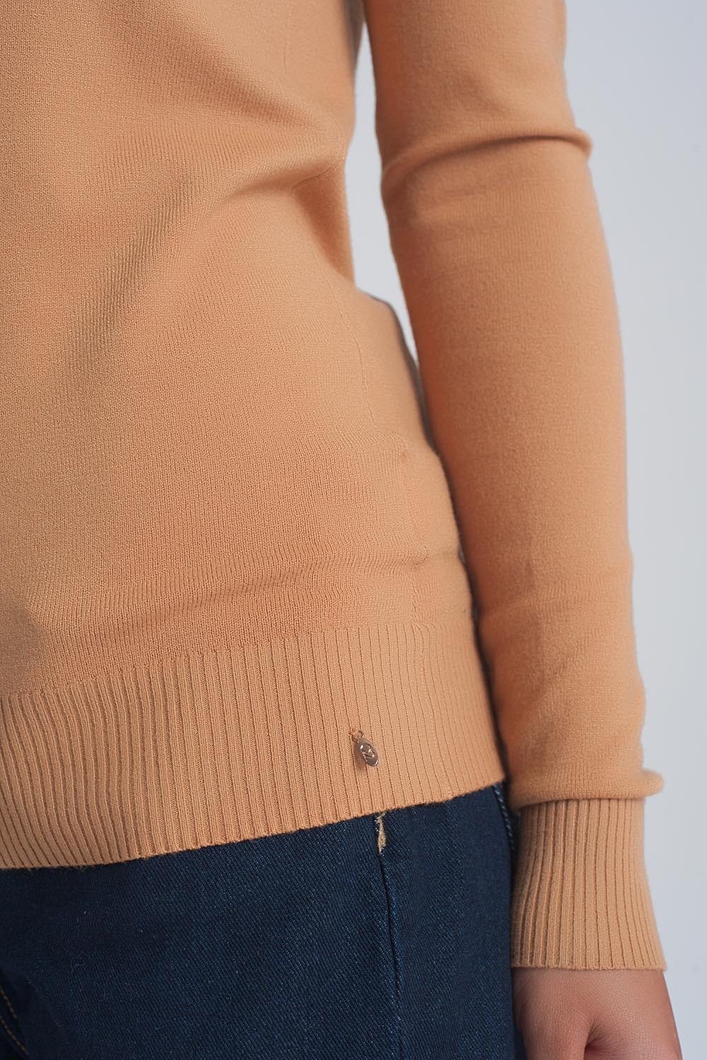Jersey basico suave con cuello pico en color camel Jersey basico suave con cuello pico en color camel