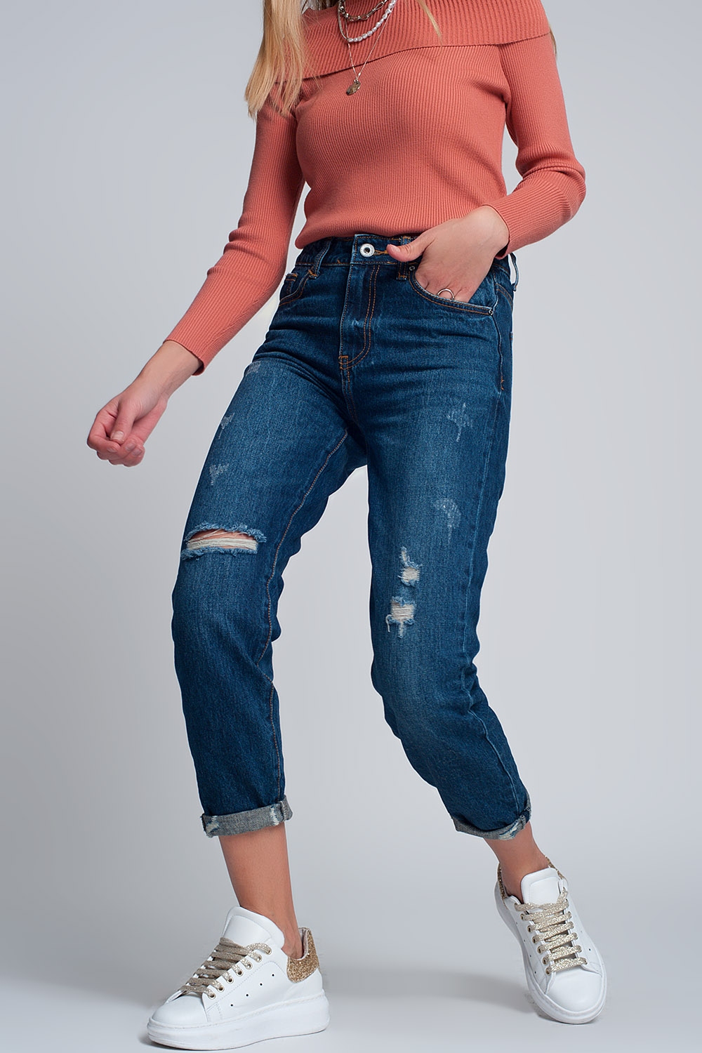Vaqueros Mom de corte slim y talle alto con rotos en la parte frontal en azul Vaqueros Mom de corte slim y talle alto con rotos en la parte frontal en azul