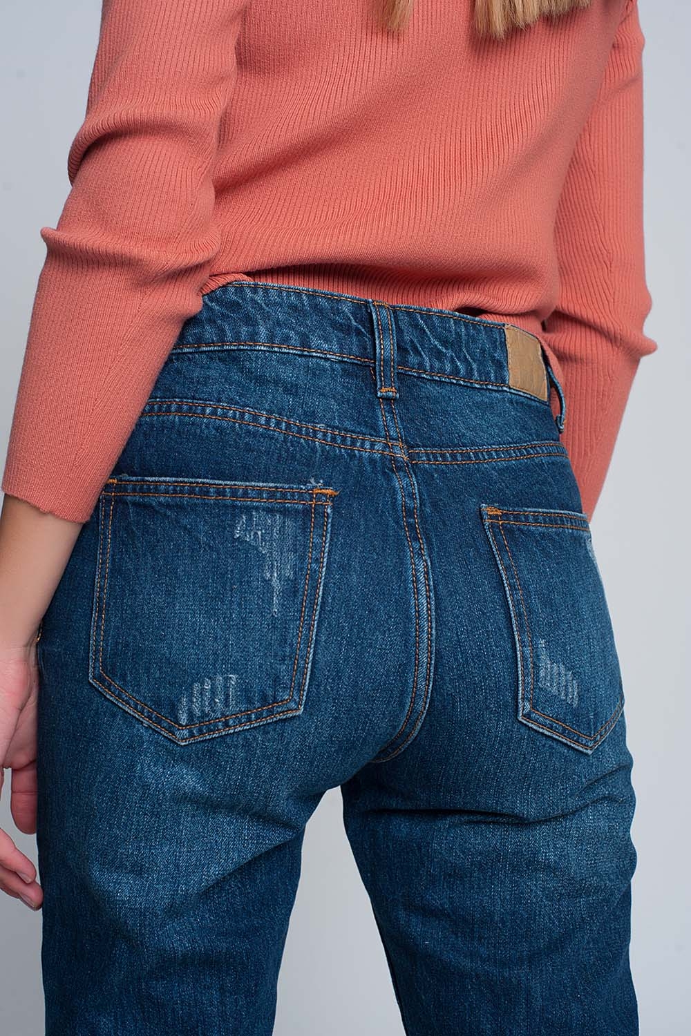 Vaqueros Mom de corte slim y talle alto con rotos en la parte frontal en azul Vaqueros Mom de corte slim y talle alto con rotos en la parte frontal en azul