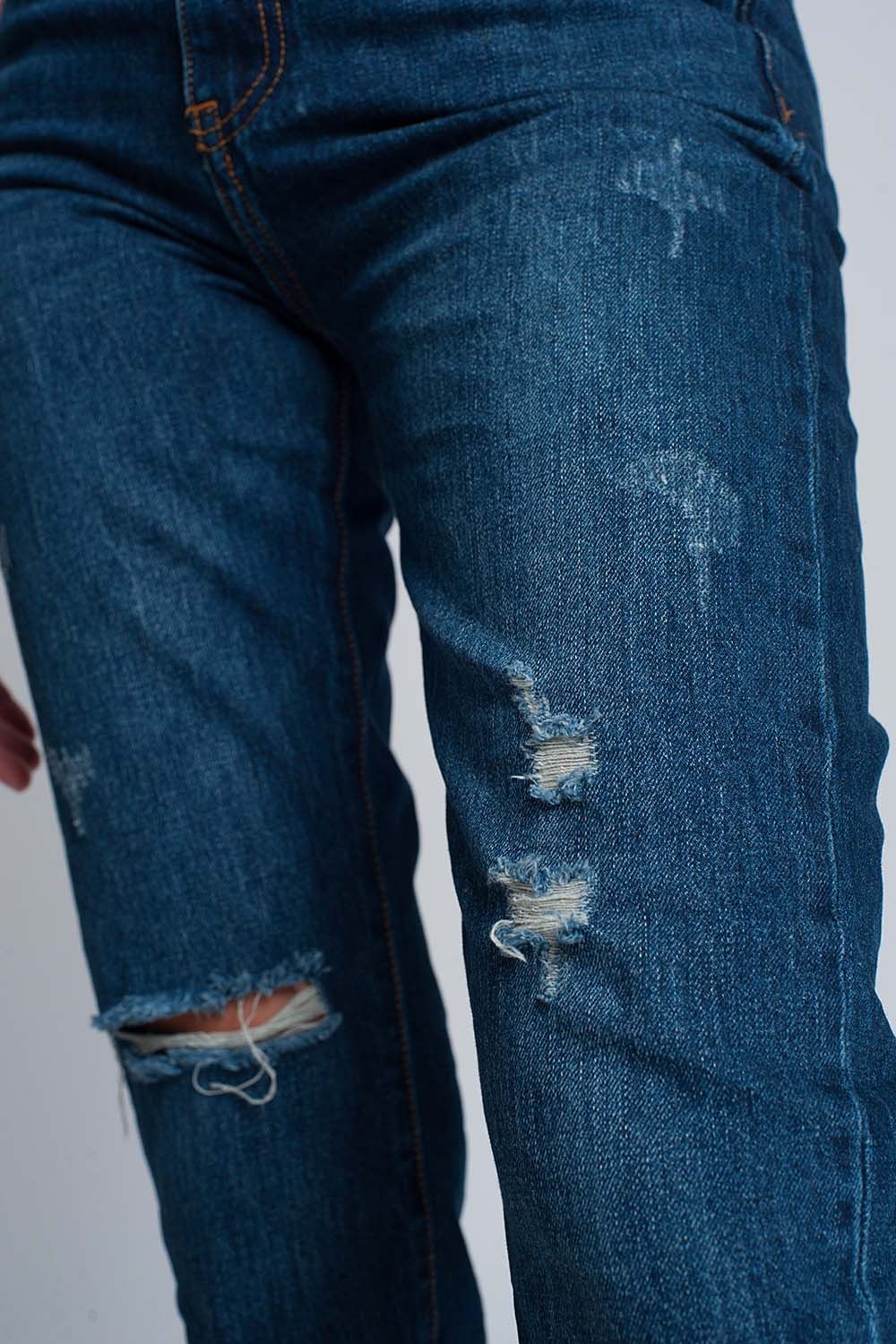 Vaqueros Mom de corte slim y talle alto con rotos en la parte frontal en azul Vaqueros Mom de corte slim y talle alto con rotos en la parte frontal en azul