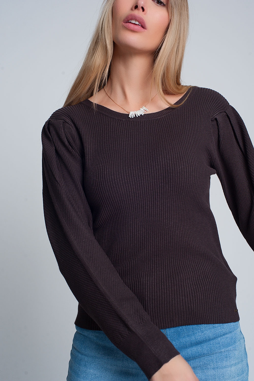 Jersey marron de punto de canal&eacute; con cuello redondo y mangas largas
