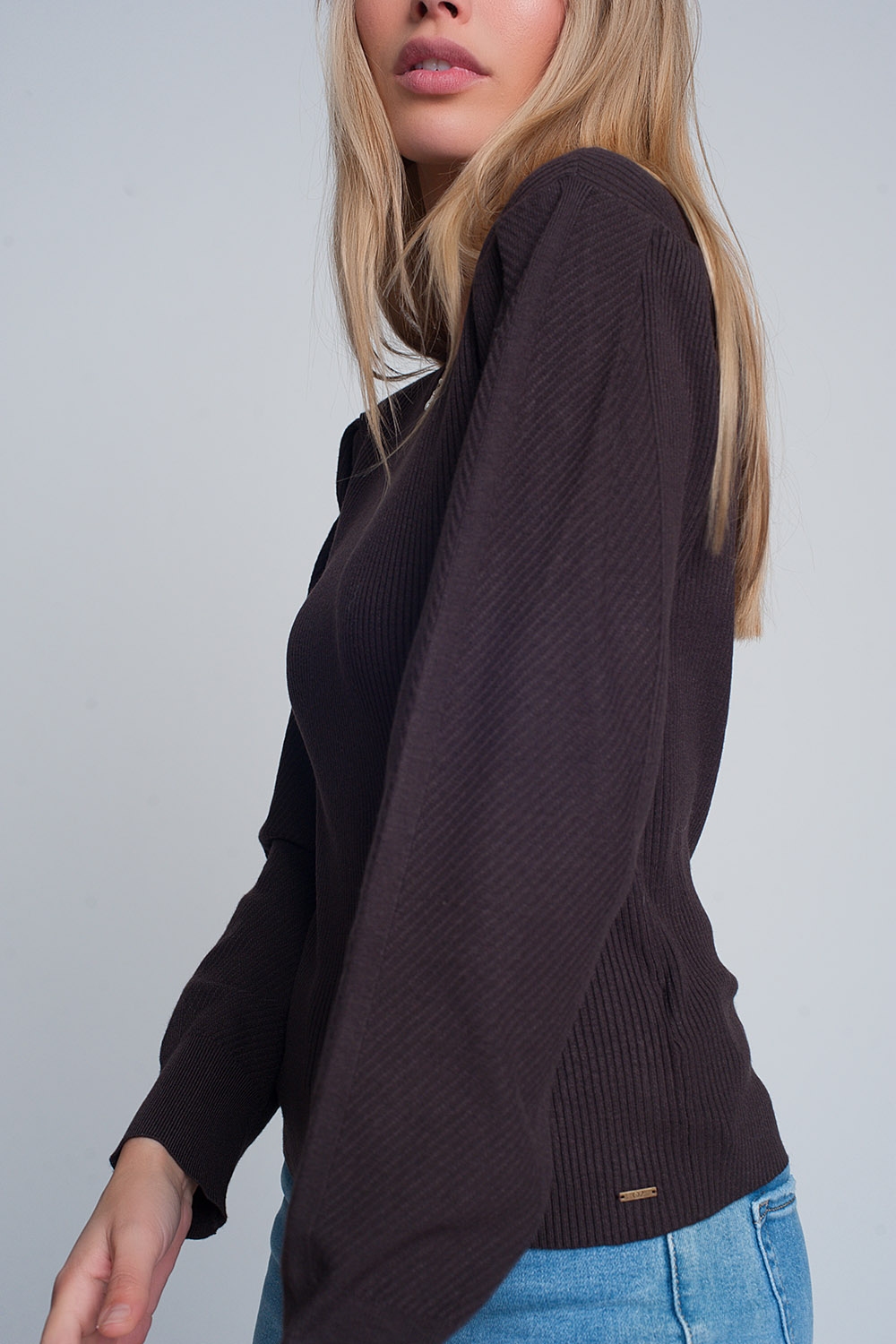Jersey marron de punto de canal&eacute; con cuello redondo y mangas largas