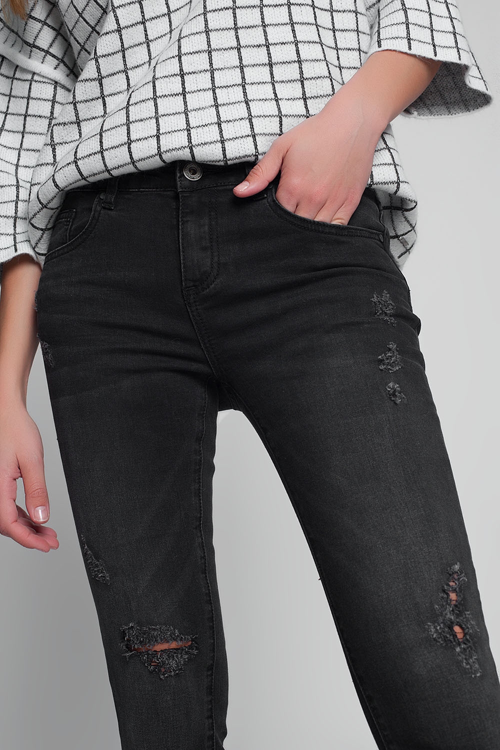Vaqueros rotos muy ajustados en negro descolorido Vaqueros rotos muy ajustados en negro descolorido