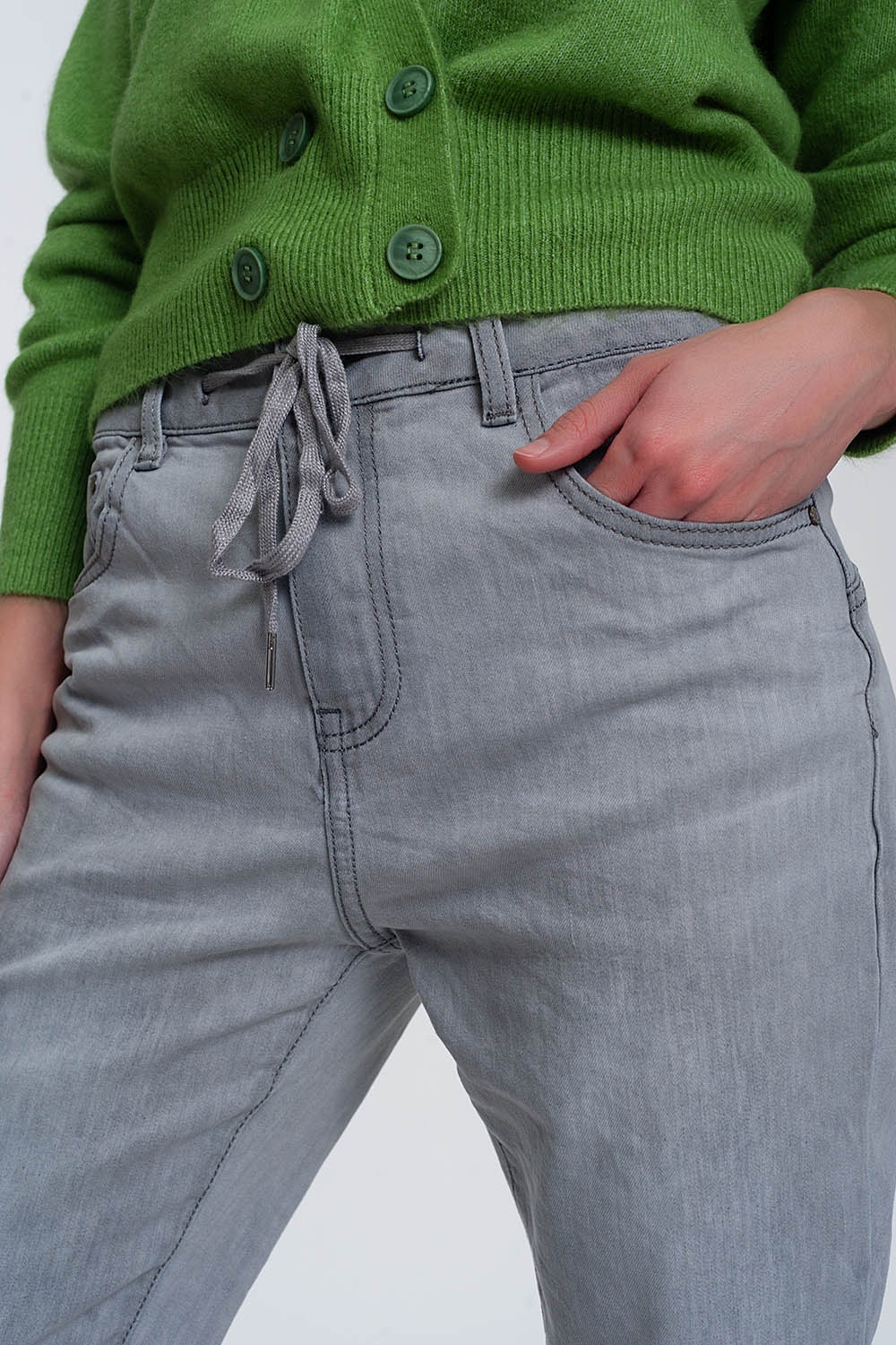 Vaqueros estilo jogger ligeros con lavado medio en color gris