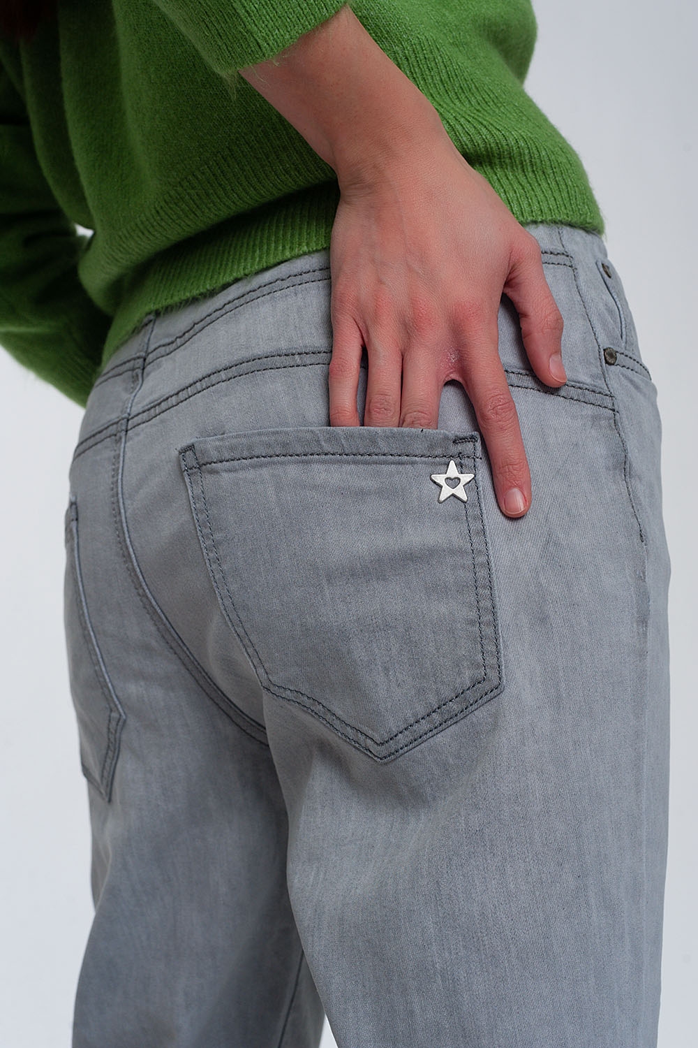 Vaqueros estilo jogger ligeros con lavado medio en color gris