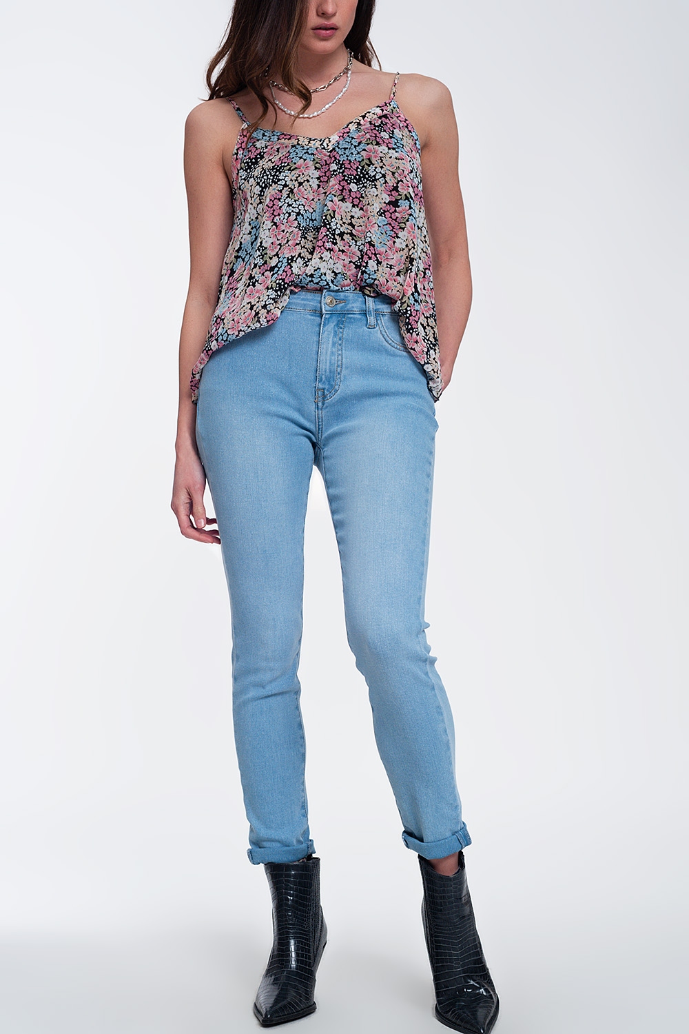 Vaqueros de corte slim y talle alto en diseño bonito con brillo lavado medio Vaqueros de corte slim y talle alto en diseño bonito con brillo lavado medio