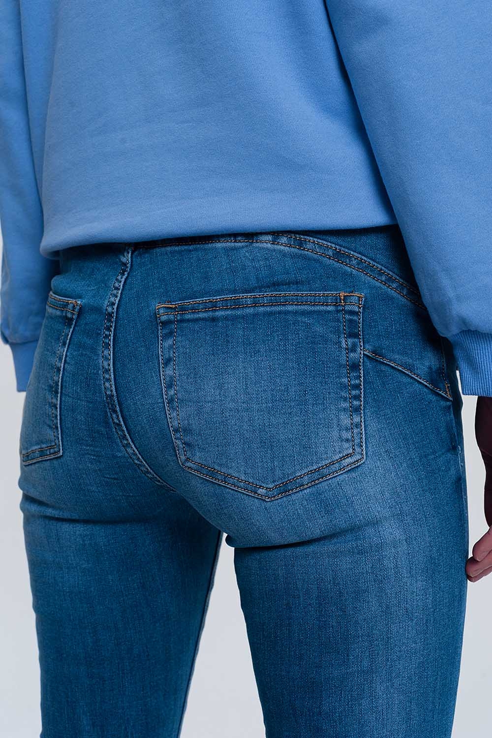 jeans ajustados de mezclilla clara con tobillos doblados y detalle rasgado jeans ajustados de mezclilla clara con tobillos doblados y detalle rasgado