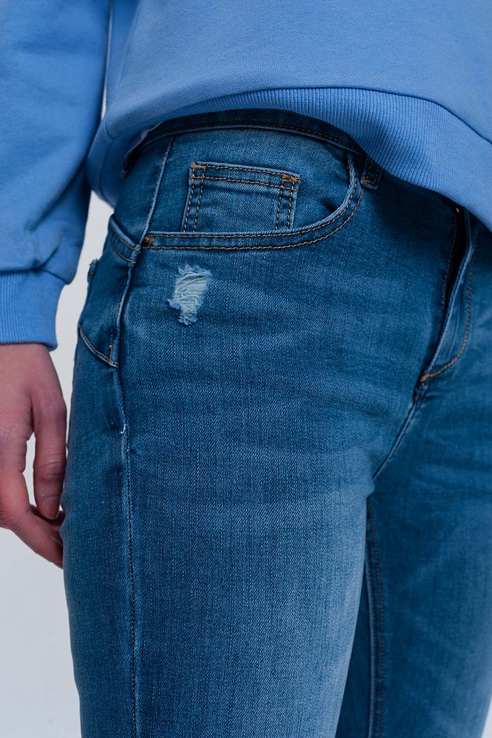 jeans ajustados de mezclilla clara con tobillos doblados y detalle rasgado jeans ajustados de mezclilla clara con tobillos doblados y detalle rasgado