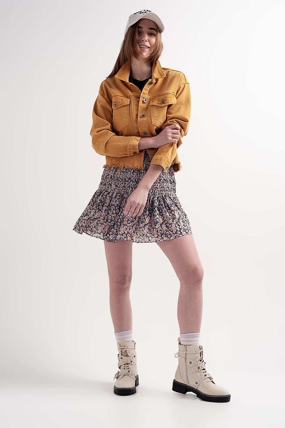 Falda negra con estampado de florecitas y diseño fruncido Falda negra con estampado de florecitas y diseño fruncido