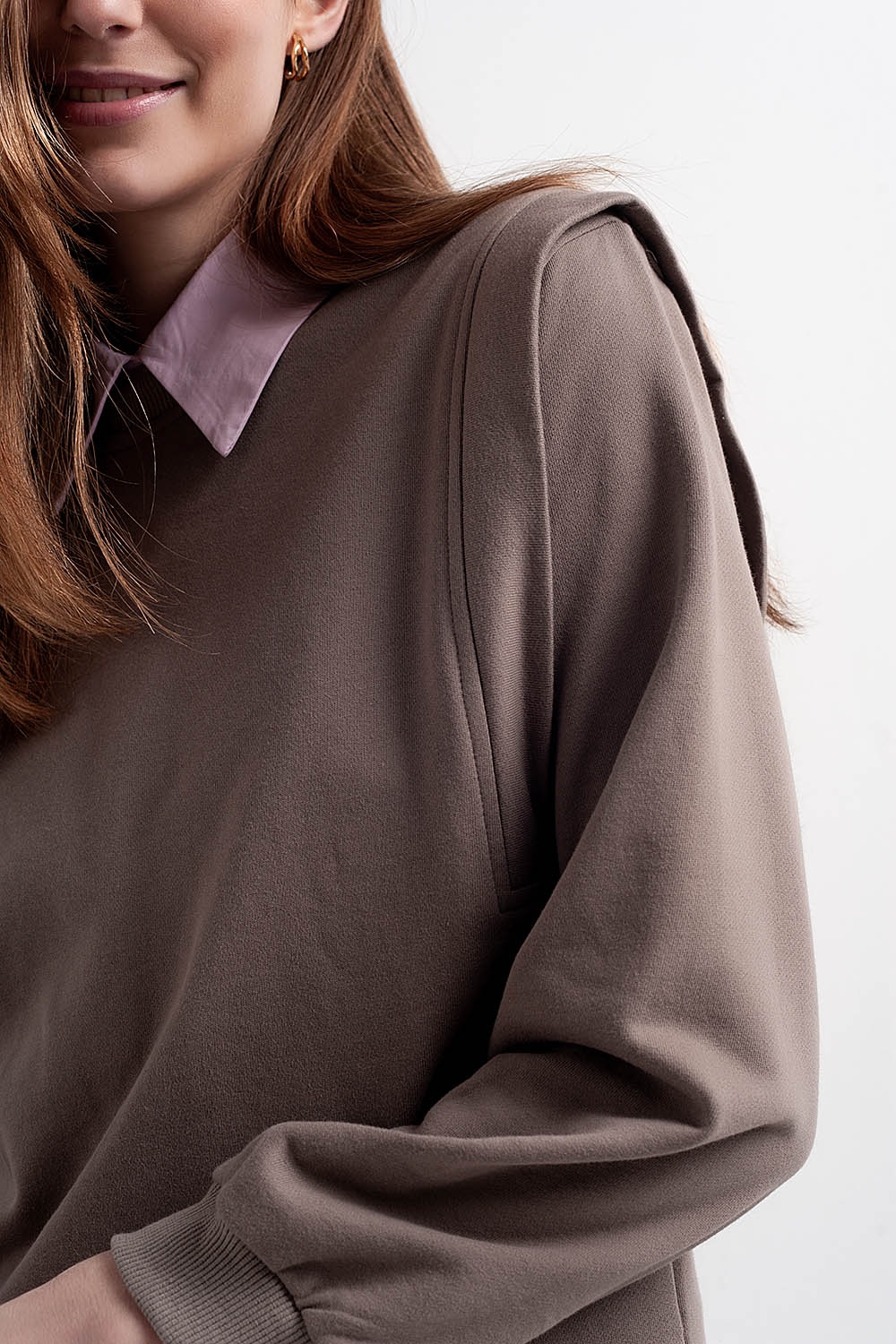 Sudadera estilo boyfriend con detalles llamativos en los hombros en color gris Sudadera estilo boyfriend con detalles llamativos en los hombros en color gris